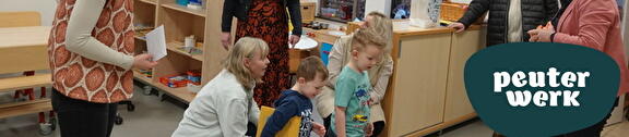 Wethouder Sterenborg opent nieuwe peutergroep voor extra ondersteuning in de ontwikkeling van kinderen.